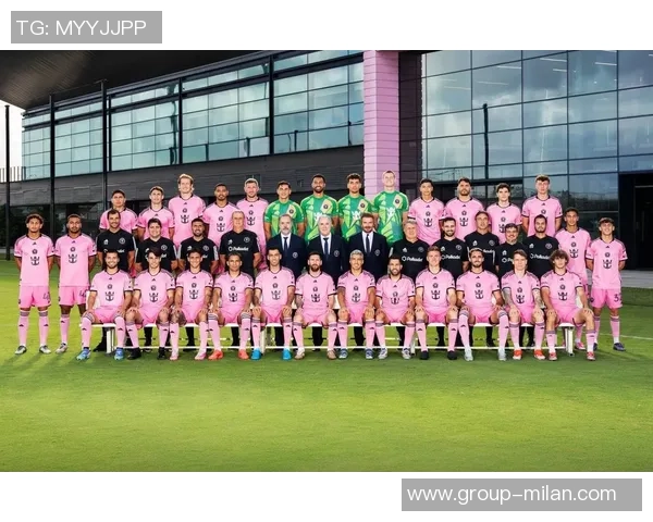 迈阿密国际全队合照亮相布斯克茨与阿尔巴成为焦点C位球员