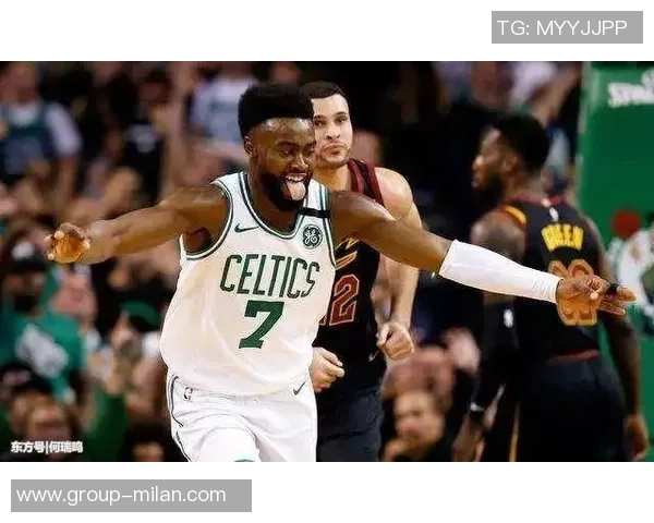 詹姆斯本赛季表现低迷球权到手立刻传给东契奇